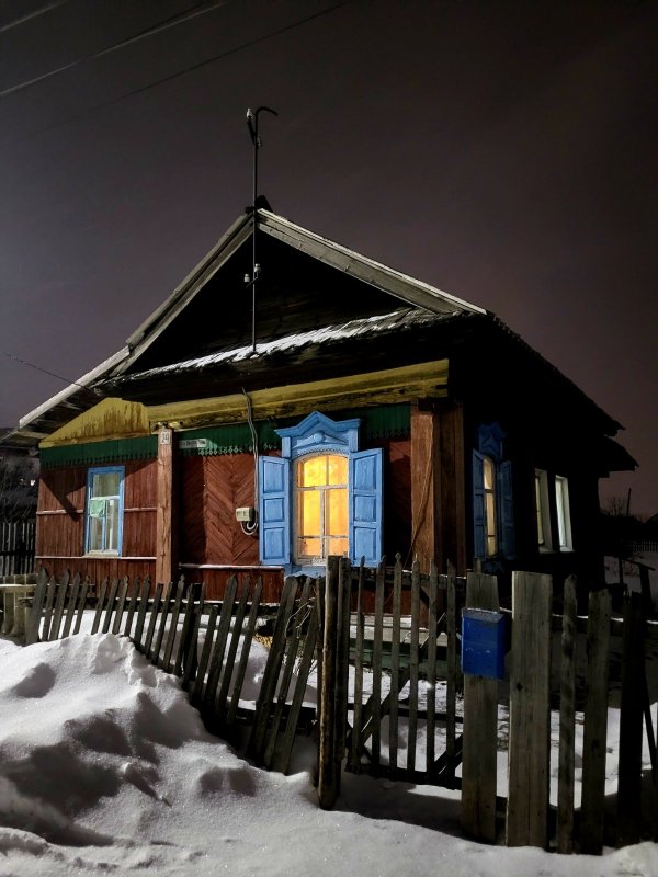 Бьётся в тесной печурке огонь