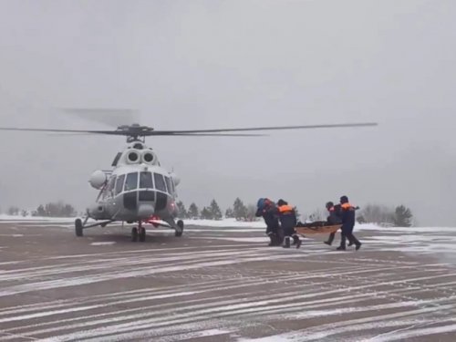 С помощью вертолета Ми-8 спасатели нашли и эвакуировали охотника, который пережил в лесу пожар, гибель отца и сильный мороз.