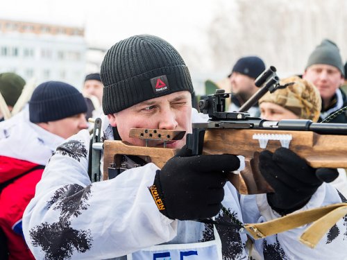 Лыжники в маскхалатах устроили зимнюю охоту на Новосибирском биатлонном комплексе