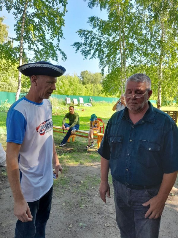 Серьёзный разговор главного судьи с руководителем праздника