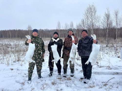 За белячками!