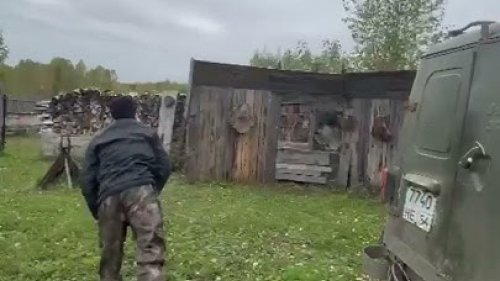 Топор в руке, может быть и оружием.